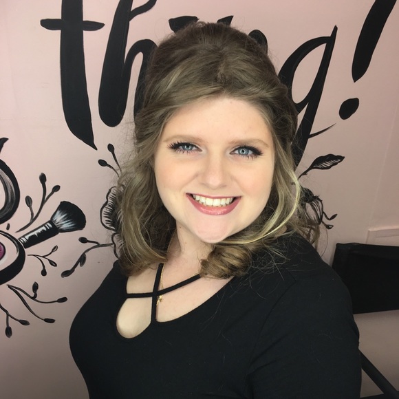 Meet your Posher, Alexandra - Picture 1 of 4